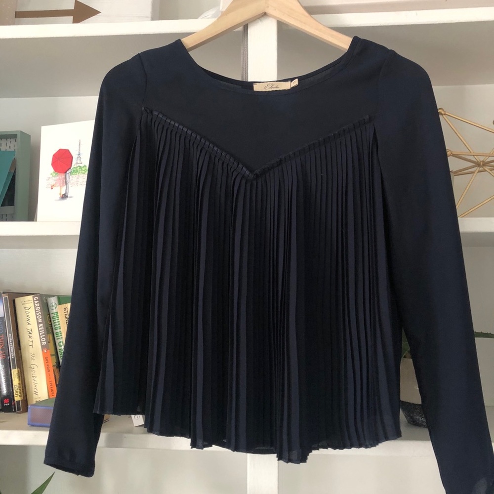 ✨6 for $15✨ Francescas navy blue pleated blouse